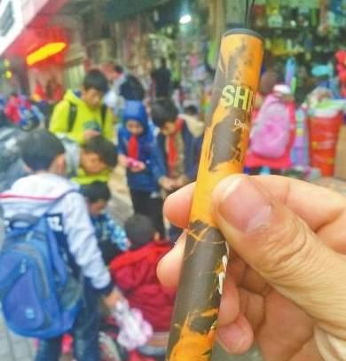 校门口文具店向小学生兜售电子烟？当地：已开展调查 