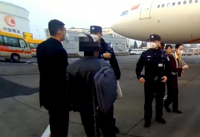 多名旅客因乘坐飞机时吸食电子烟受到处罚