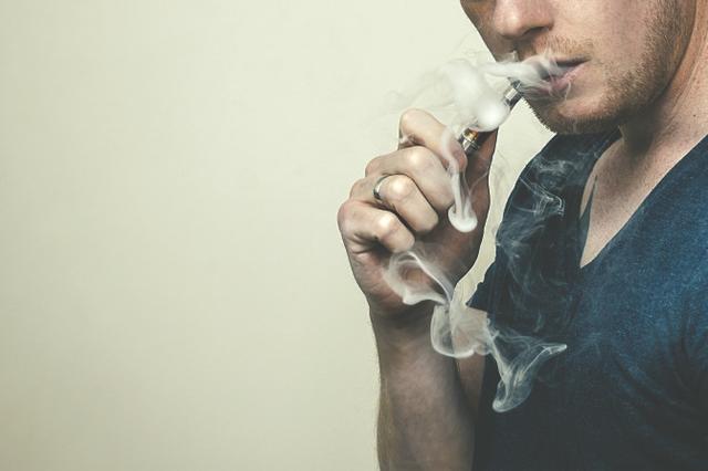 加拿大新研究发现：年轻人吸电子烟与吸香烟一样，均可导致眼睛出问题